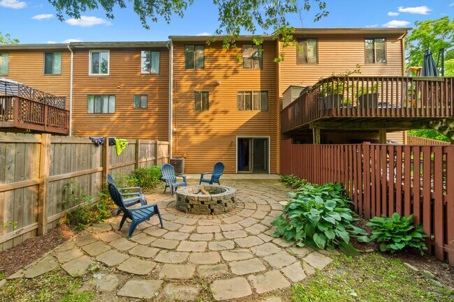 Building Photo - Broadneck Schools! Updated 3 Bedroom 3 Lev...