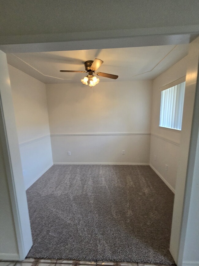 Building Photo - Walking distance to shopping and restauran...