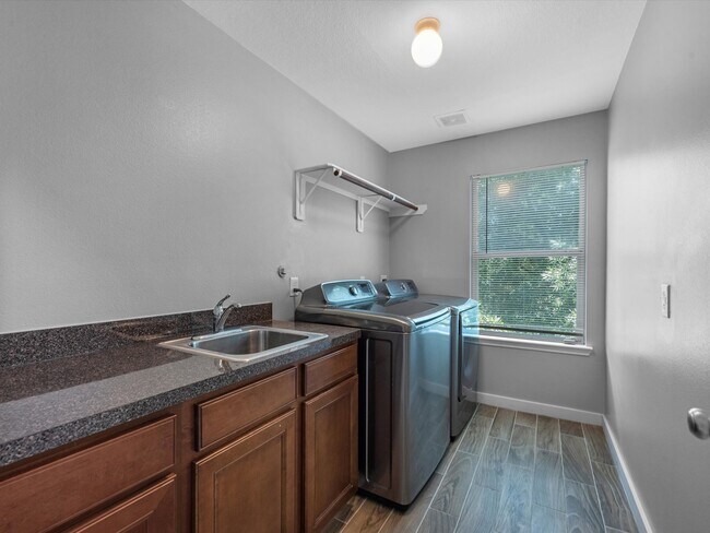 Building Photo - 6131 Settlers Lake Cir W