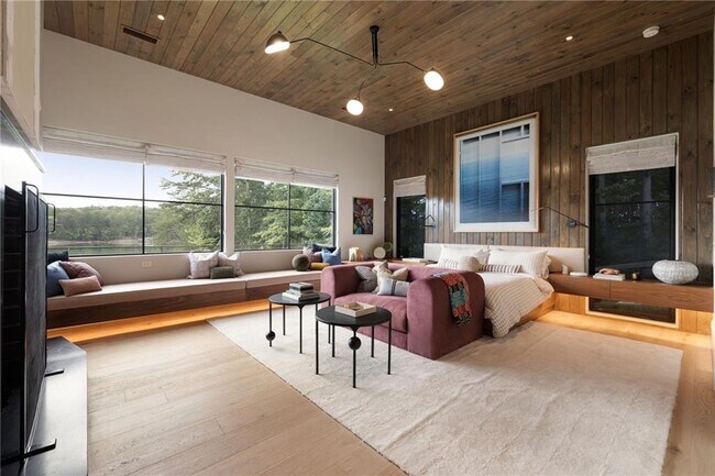 Building Photo - 725 Rocky Point Dr