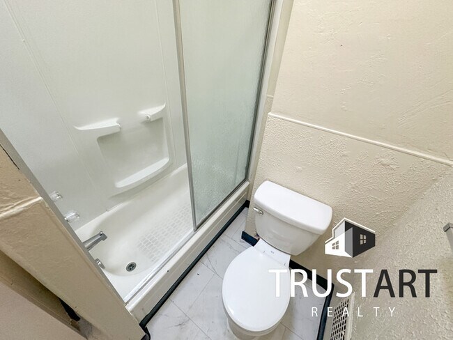 Building Photo - 3 bedroom House in Olney Oaklane, Philadel...