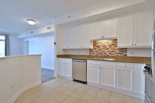 Building Photo - Bright & Spacious Condo in Great Location!