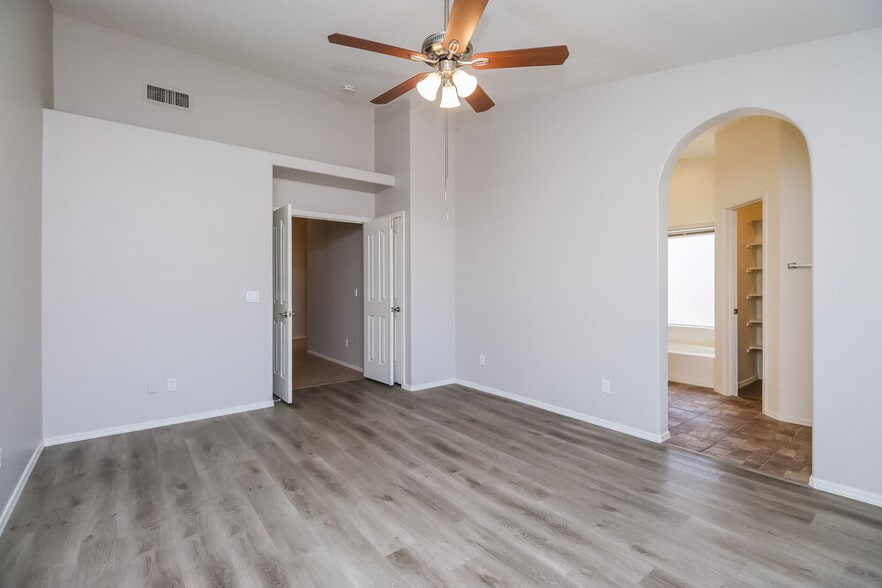 Building Photo - 3032 N Silverado