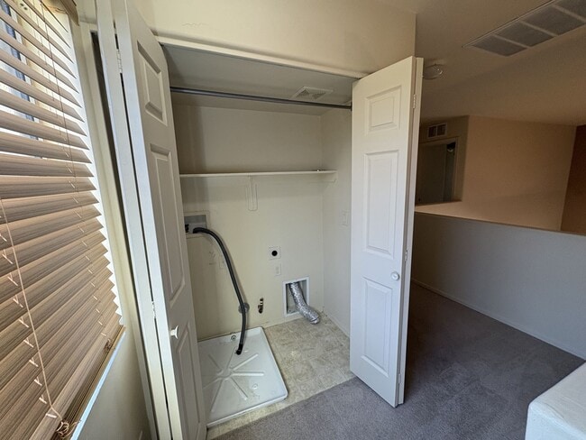 Building Photo - East side beauty 4 bedrooms