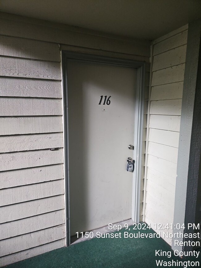 Building Photo - Renton Sunset Heights Condominiums - 2 bedroom 1 bathroom lower floor unit - Water, Sewer & Garba...