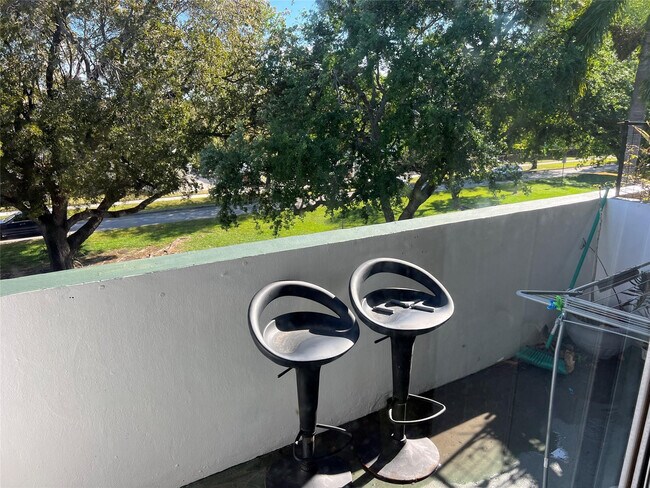 Building Photo - 1975 NE 135th St