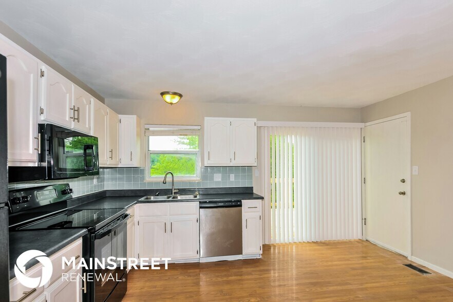 Building Photo - 738 Pine Haven Dr