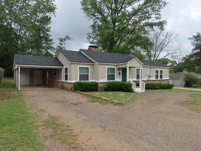 Building Photo - Charming 3 Bedroom, 2 Bath Home w/Den!