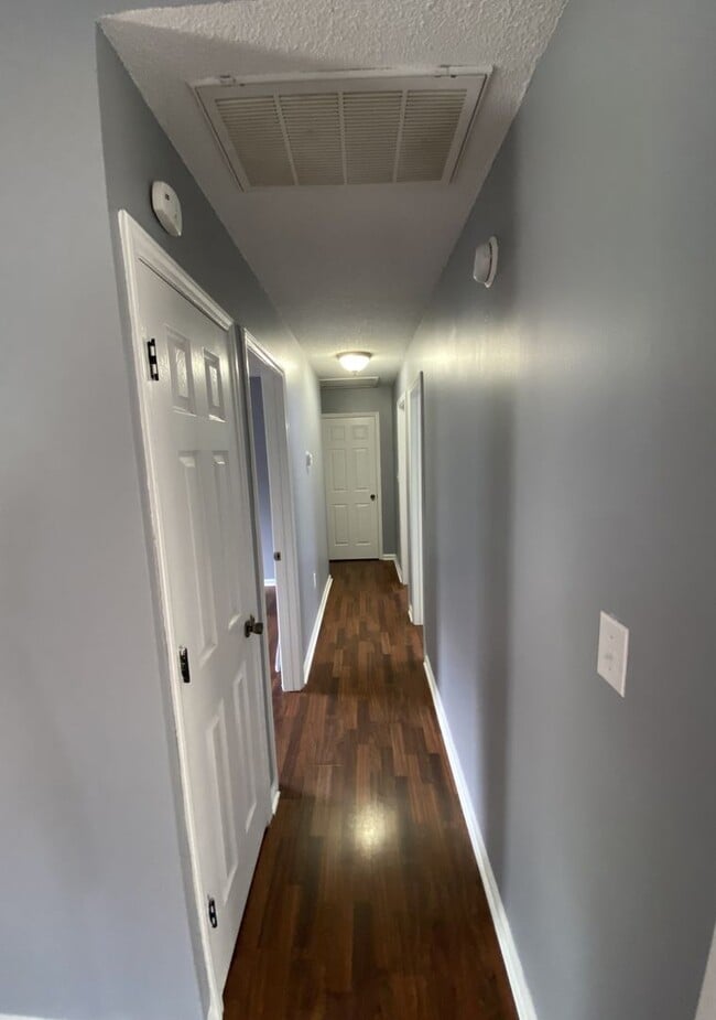 Building Photo - Great, 3-bed / 2 full bath location off th...