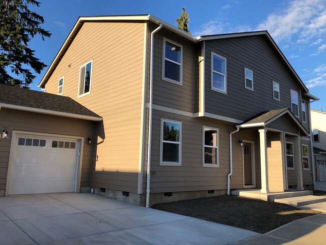 Building Photo - Townhouse