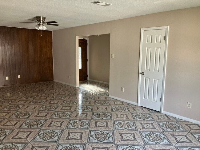 Building Photo - 1315 Peach Spring Dr