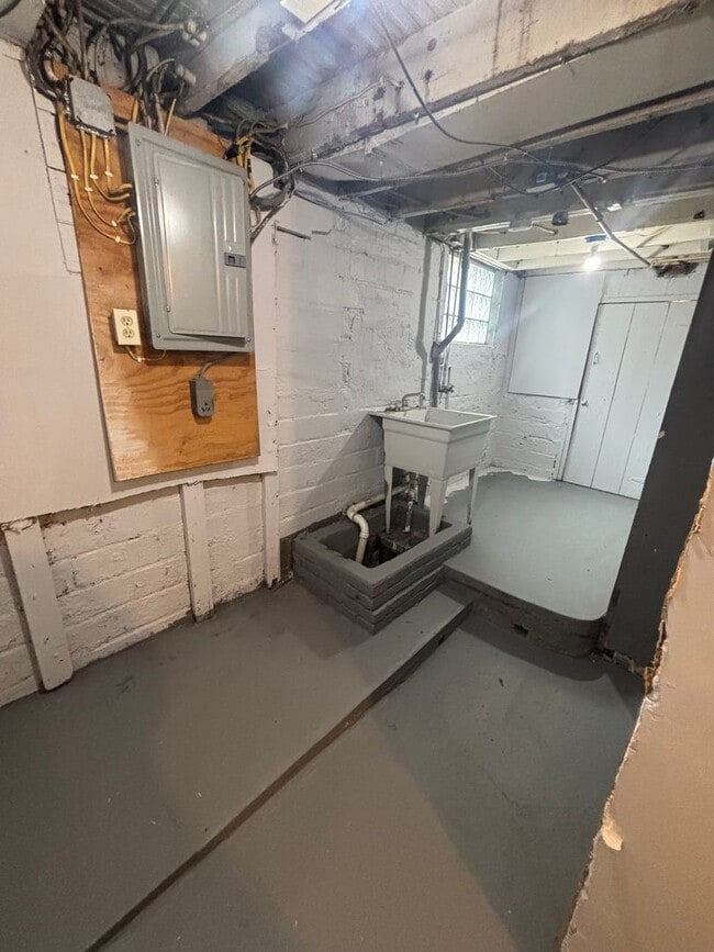 Building Photo - 3bd Single Warner Rd Area Cash Pay/Section 8