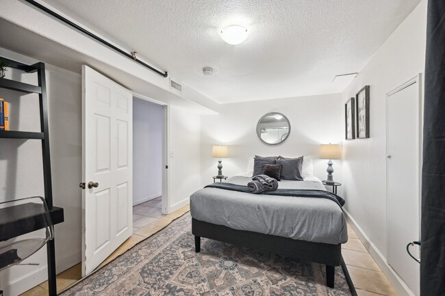 Building Photo - 5944 S Milwaukee Way