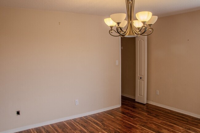 Building Photo - 1557 Amaryllis Cir