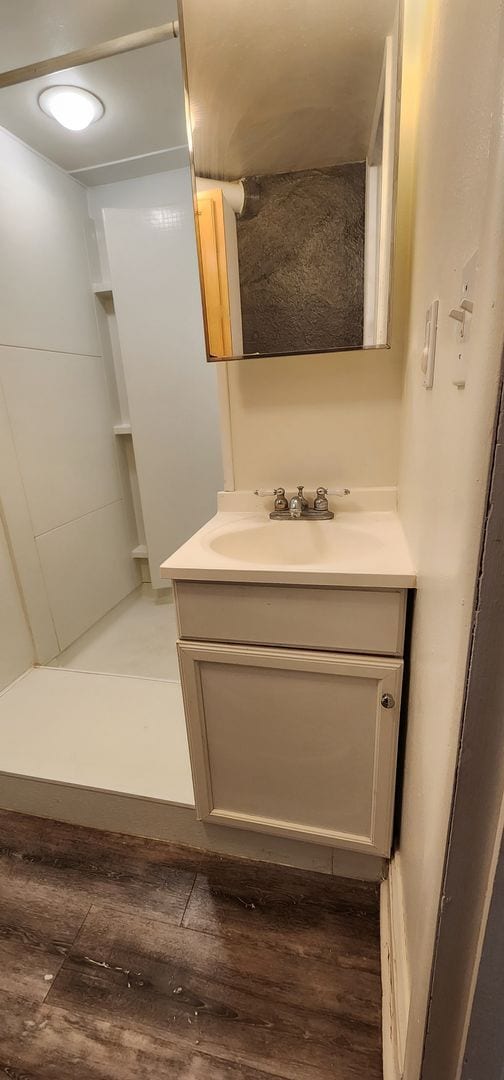 Building Photo - 2 Bedroom 1 Bath lower apartment - all utilities included!