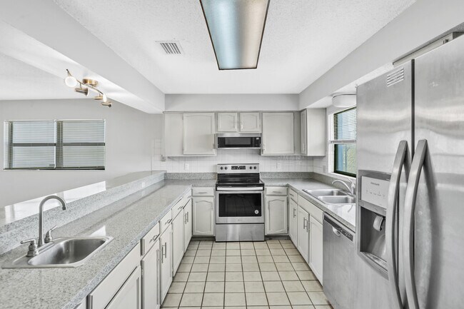 Building Photo - 208 Hopkins St