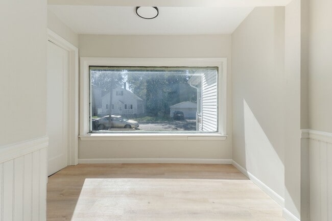 Building Photo - Renovated 2 Bedroom Home!