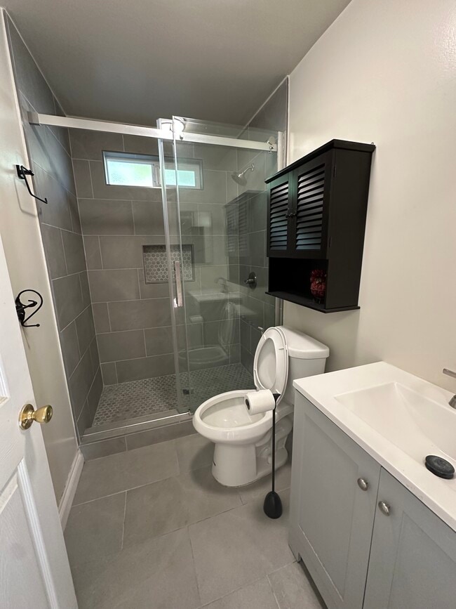 Building Photo - 22636 Oxnard St