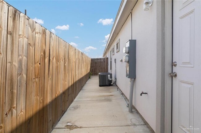 Building Photo - 13 Sandpiper Ave