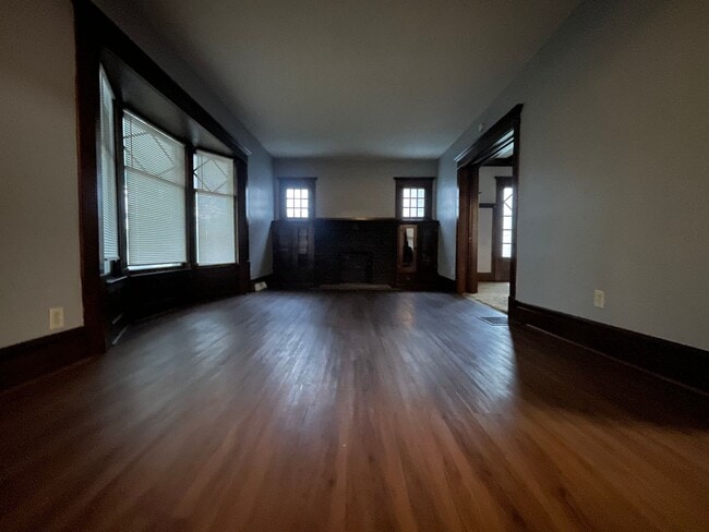 Building Photo - Large Four Bedroom Home