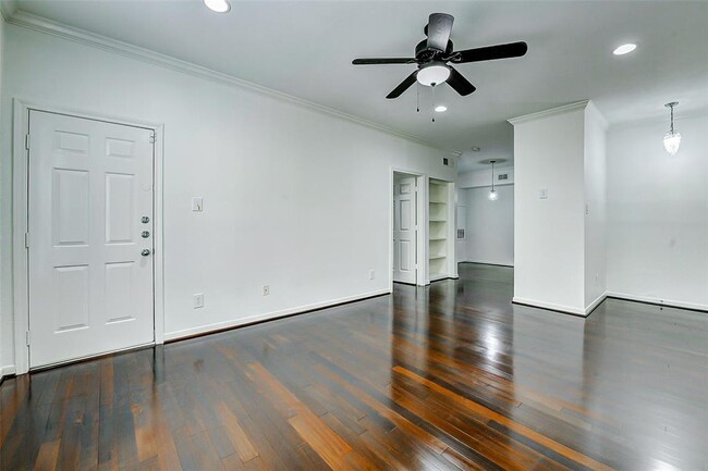 Building Photo - 2255 Braeswood Park Dr