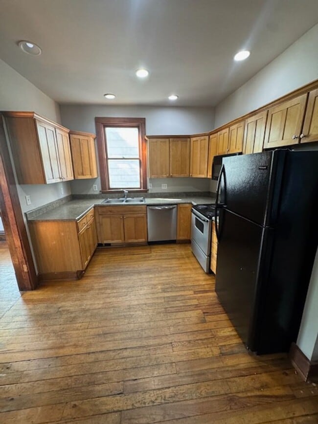 Building Photo - 901 W Main St