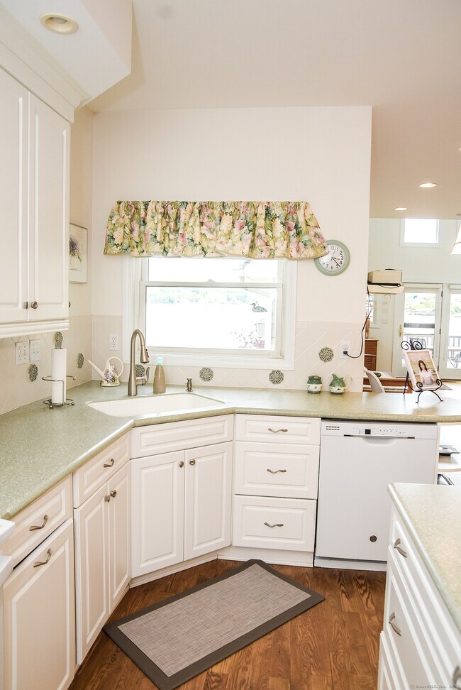 Building Photo - 12 Westover Ln