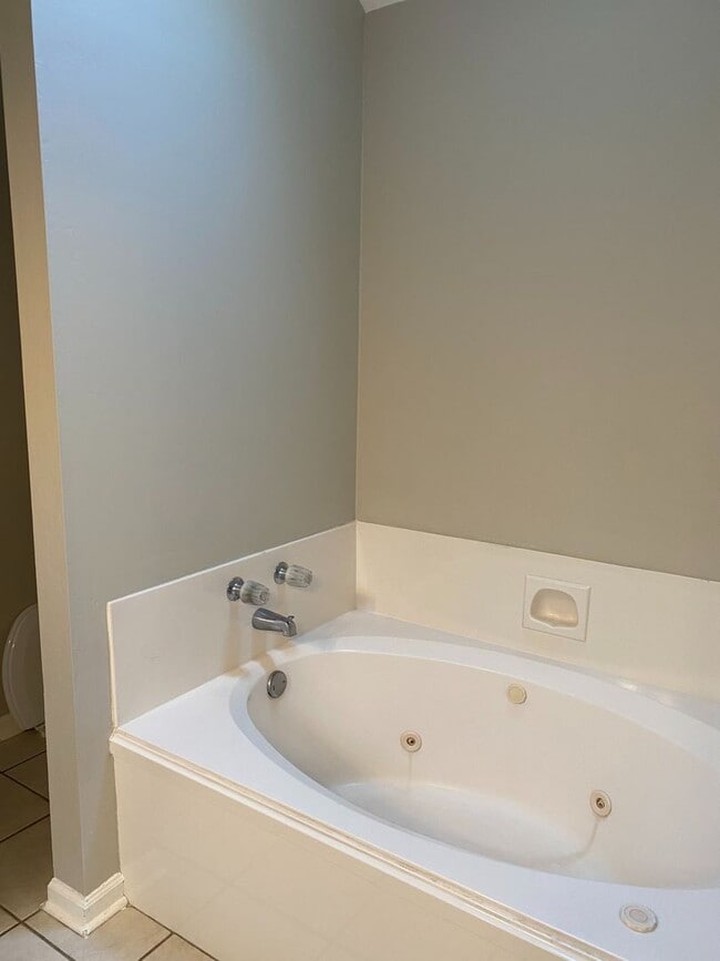 Building Photo - Beautiful 3/2 Home in Lake Azalea Subdivis...