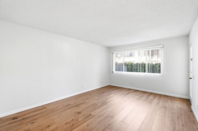 Building Photo - FIRST FLOOR 2BR + 2BA CONDO IN PASADENA!