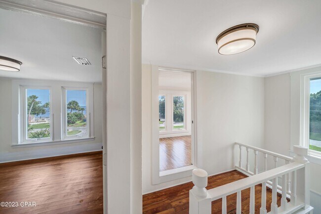 Building Photo - 2316 W Beach Dr
