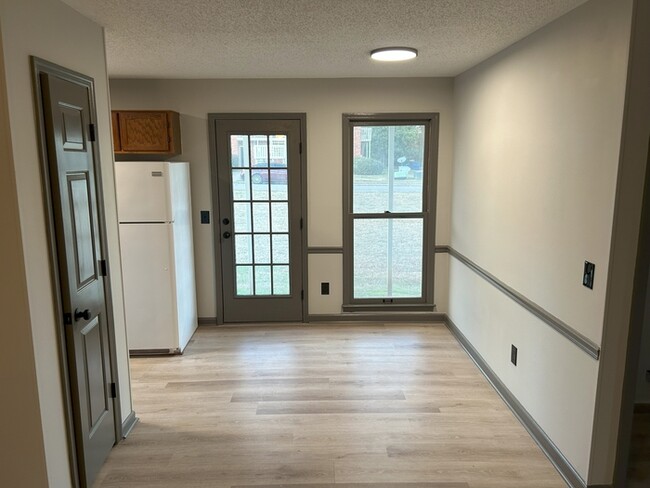 Building Photo - NEWLY RENOVATED Ground Level Apartment in ...