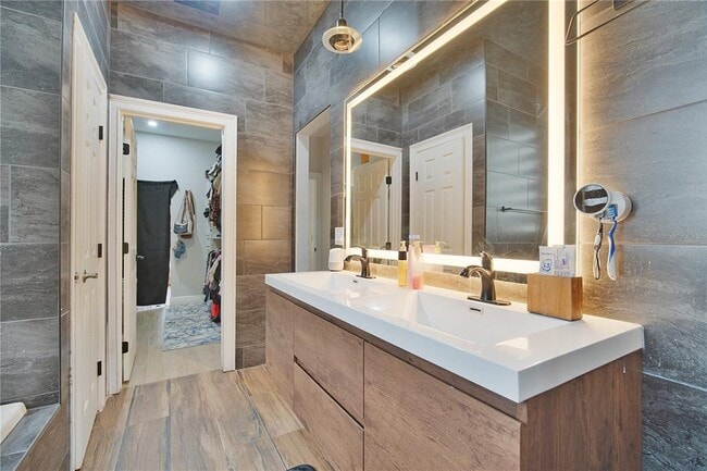 Building Photo - 1057 Island Pointe Dr