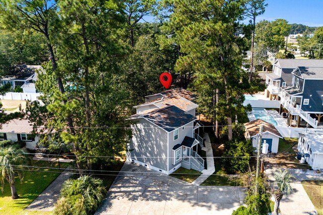 Building Photo - End unit of a Triplex within walking dista...