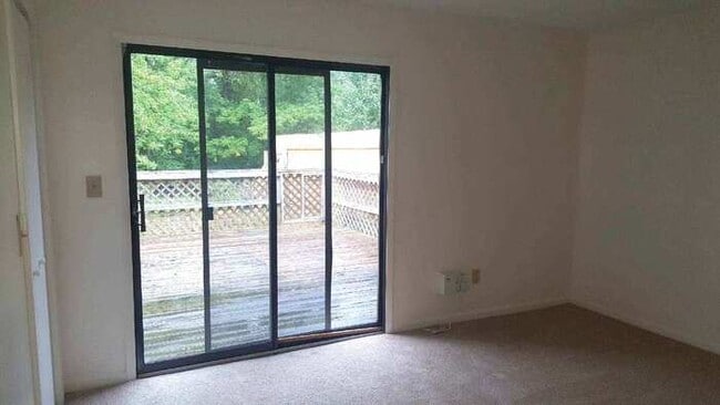 Building Photo - AWESOME 3 BED/2 BATH TOWNHOME W/OPEN FLOOR...