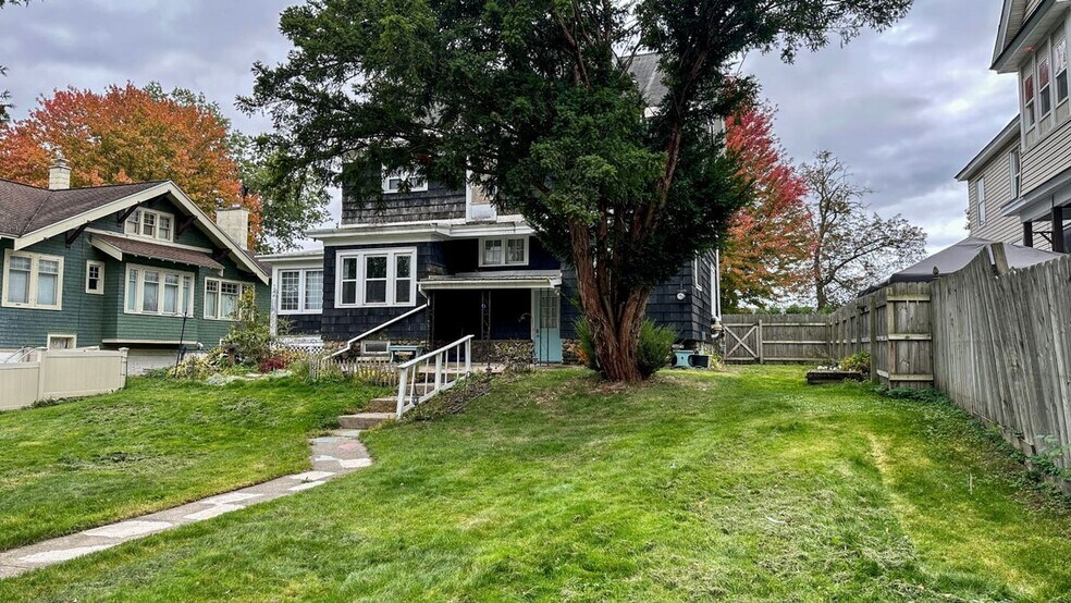 Building Photo - 106 Maple St