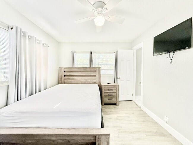 Building Photo - 3308 N Avon Ave