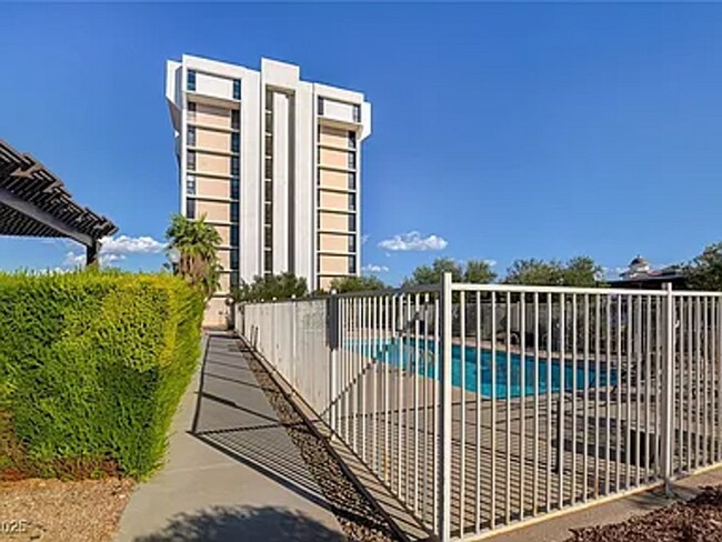 Building Photo - Enjoy resort-style living in this 2 Bed 2 Bath Condo with Stunning Strip Views in the Wimbledon C...