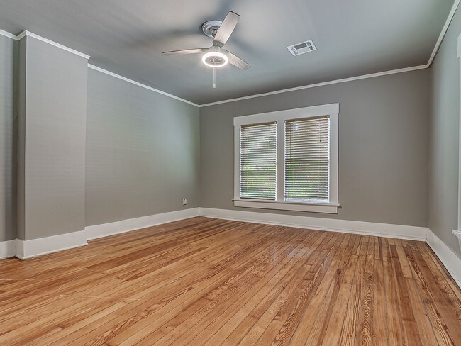 Building Photo - Charming Updated Mesta Park Duplex - New S...