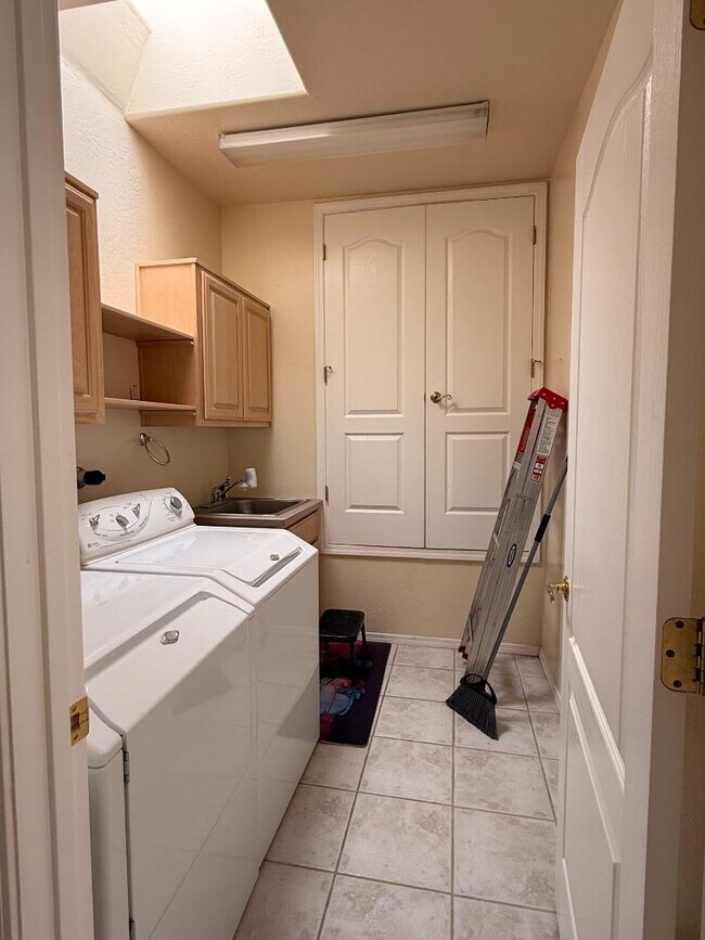 Building Photo - 711 Tramway Pl NE