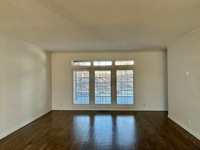 Building Photo - Stunning 4 bedroom, 3 bath home with a pool in beautiful Cedar Ridge!