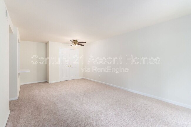 Building Photo - 5805 Royal Ridge Dr