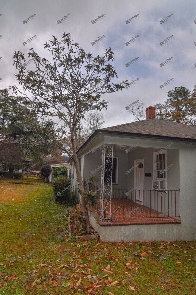 Building Photo - $900- Beautifully Updated 1-Bedroom, 1-Bathroom Duplex Unit