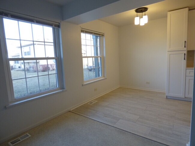 Building Photo - Beautiful 2 bd 1 1/2 ba as soon as July 1 move-in. Great Vernon Hills location!