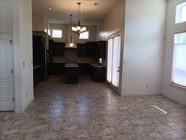 Building Photo - Stunning 4 bedroom, 3.5 bathroom home! Sho...