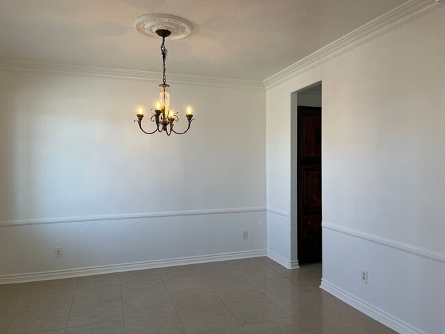 Building Photo - Spacious 5-bedroom, 3-bathroom home in Ade...