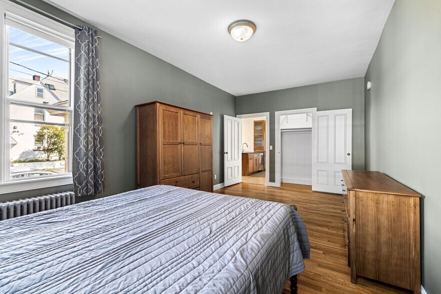 Building Photo - 370 Thayer St