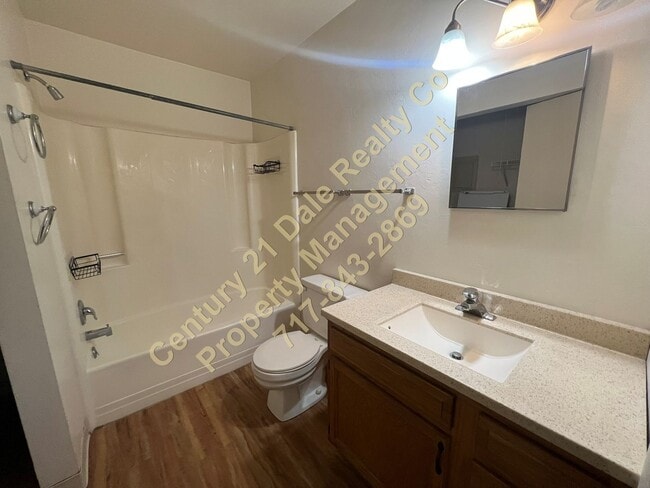 Building Photo - 2 Bedroom Townhouse in West York