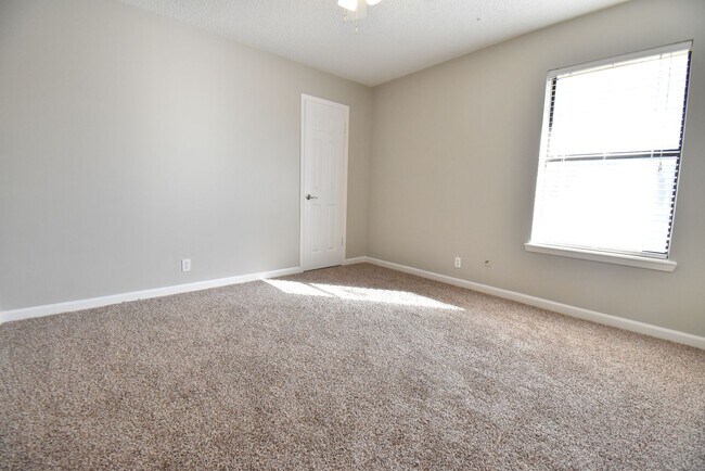Building Photo - Available Now! Stunning 3 Bed 2 Bath in Fl...