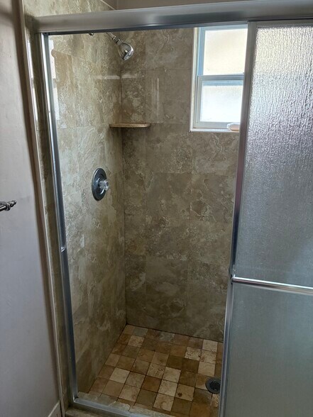 Building Photo - 105 N Bay Hills Blvd