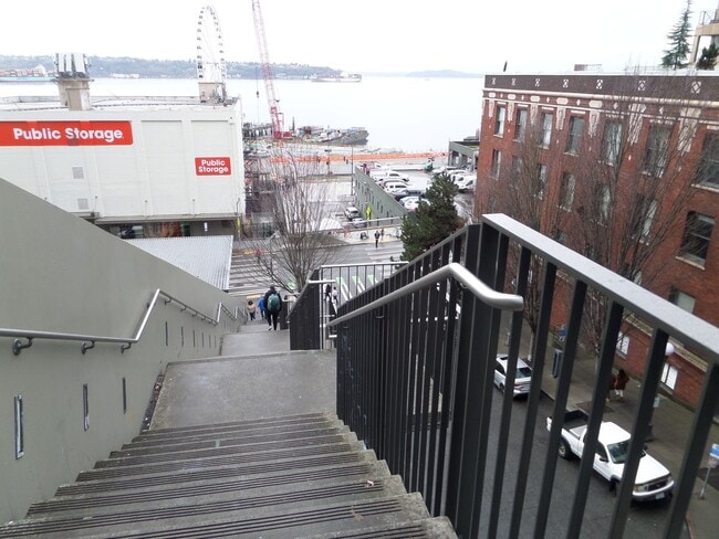 Building Photo - Adorable One Bedroom Seattle Condo in Unbeatable Location - Walk to Pike Place Market!